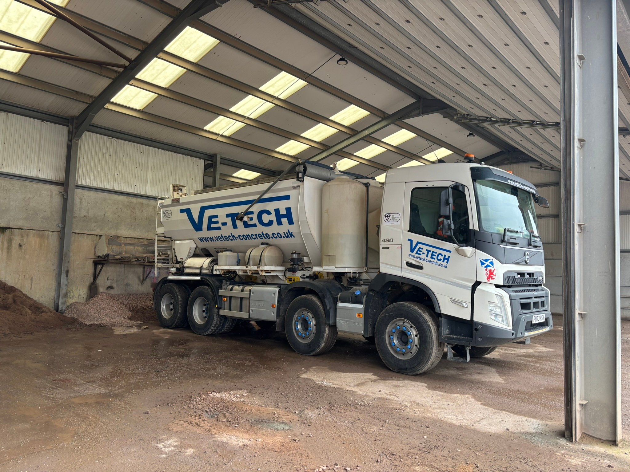 Volumetric concrete mixer